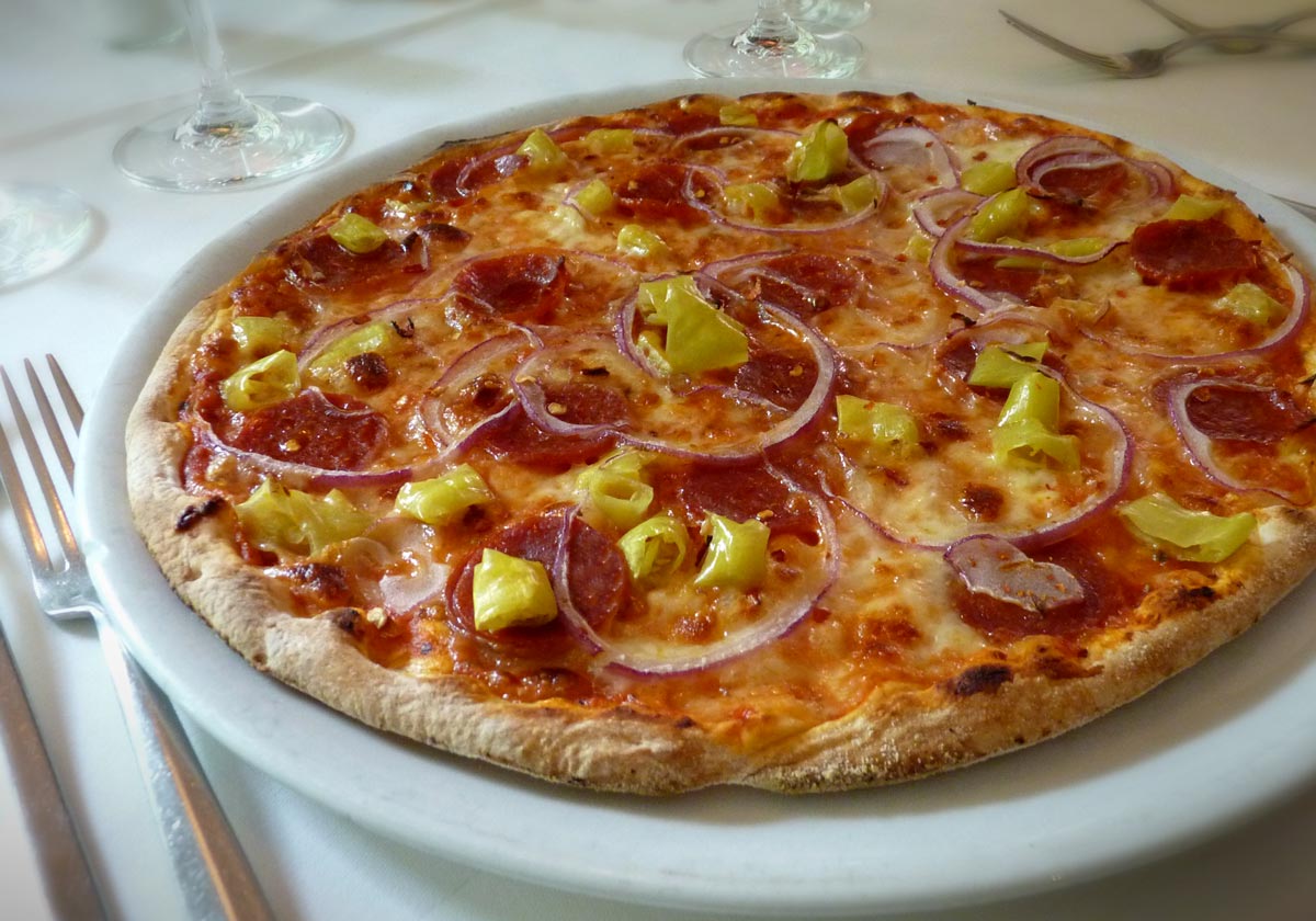Pizza mit feurig scharfen Pepperoni 
